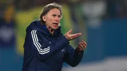 Caamaño barre con Gareca.