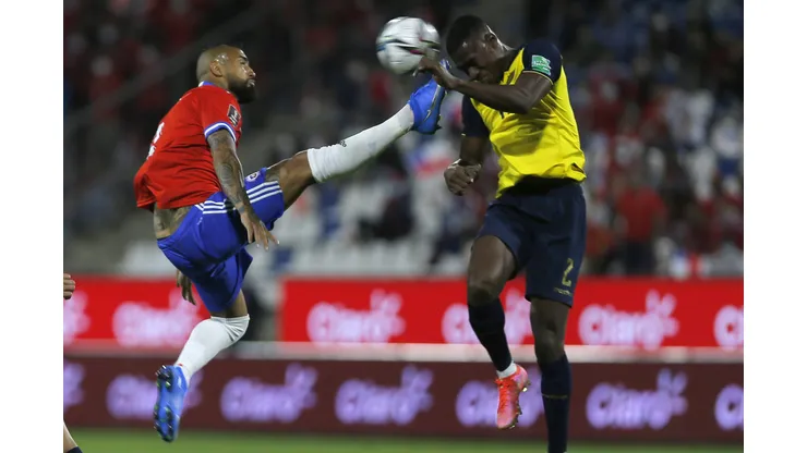 Periodista ecuatoriano asegura que Arturo Vidal hoy sale a lesionar a Hernán Galíndez.