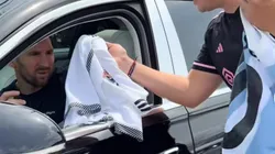 Lionel Messi recibió una camiseta de Colo Colo como regalo en Miami. (Foto: Captura)