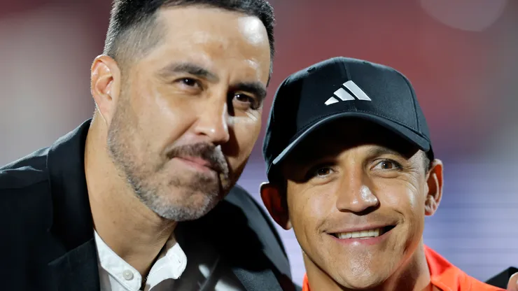 Claudio Bravo y Alexis Sánchez tienen emotivo reencuentro en el Nacional. (Foto: Photosport)