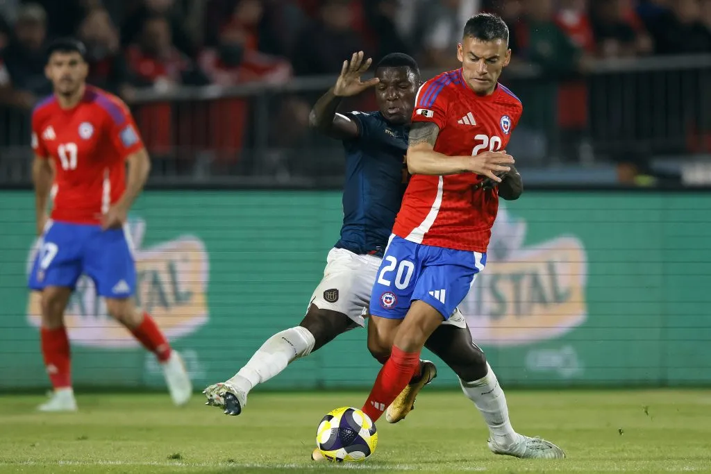 Charles Aránguiz terminó con problemas tras el partido de La Roja. Problema para Universidad de Chile.