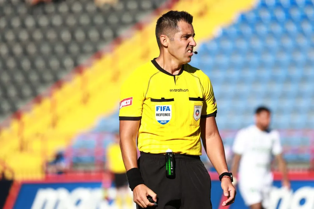 Al igual que en Chile, Garay fue protagonista por un pésimo arbitraje. | Foto: Photosport