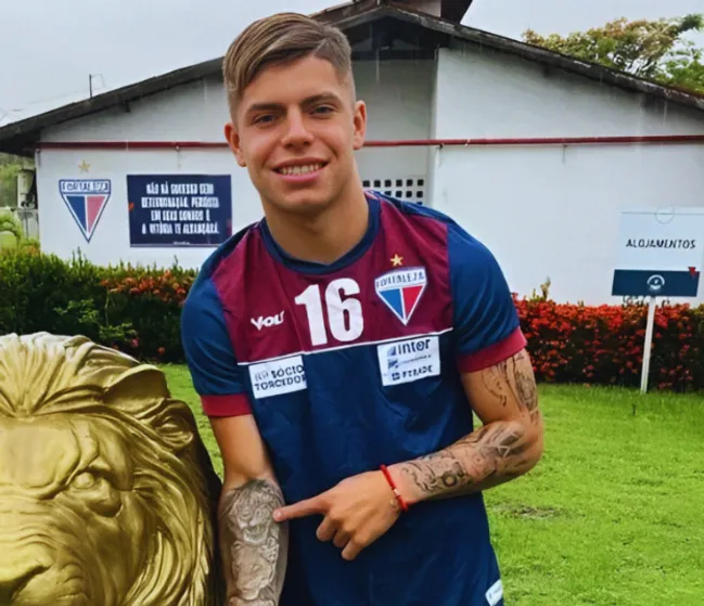 Tomás Roco posando con la camiseta de Fortaleza de Brasil | FOTO: Archivo