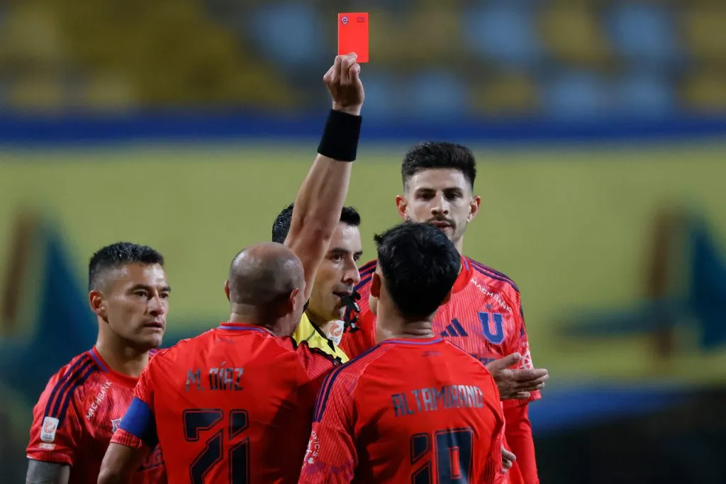 La U sufrió la expulsión de Javier Altamirano en el primer tiempo (Photosport).