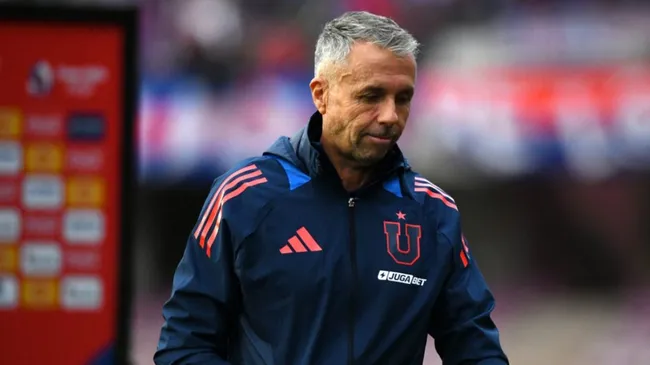 Gustavo Álvarez casi se quiebra en la conferencia de prensa de Universidad de Chile.