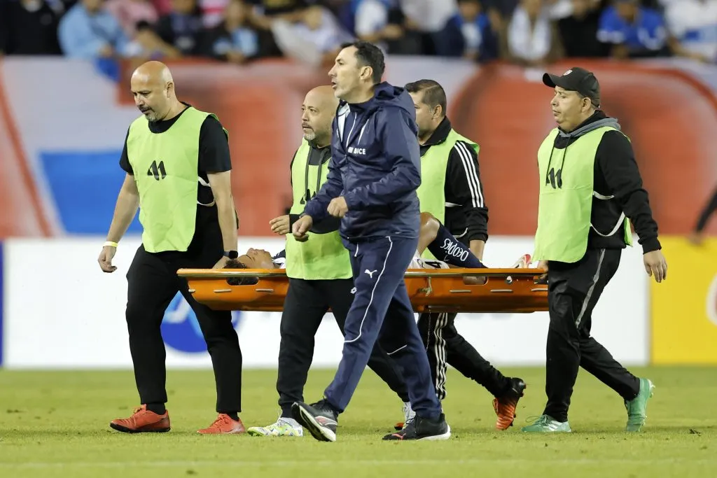 Rossel salió claramente dolorido tras el duelo ante los Cementeros | FOTO: Javier Torres/Photosport