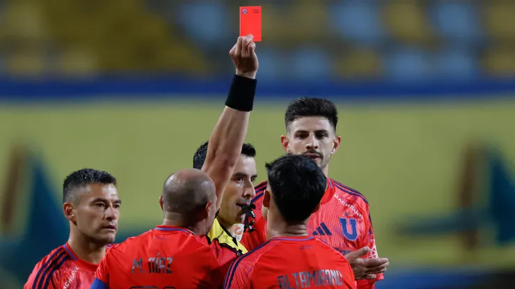 Gustavo Álvarez apunta sutilmente contra el arbitraje tras la derrota de Universidad de Chile.