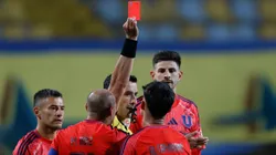 Javier Altamirano recibe noticia respecto a su tarjeta roja. (Foto: Photosport)