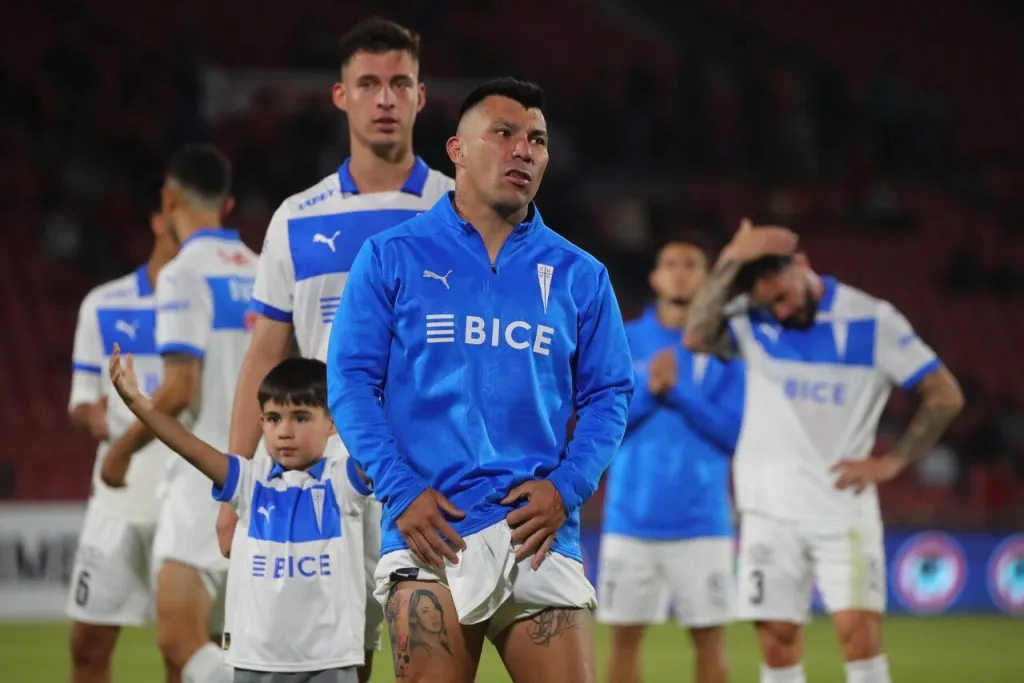 Medel y la UC celebran nuevo triunfo. | Foto: Photosport