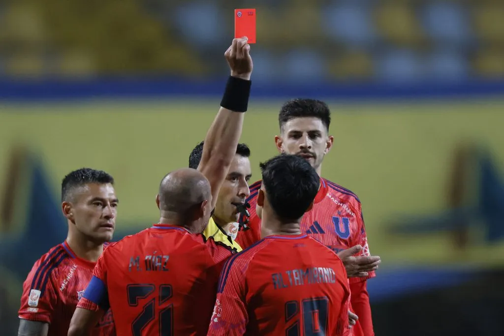 Marcelo Díaz sacó al baile a Colo Colo en los reclamos contra Fernando Vejar. El capitán de Universidad de Chile le reclamó con todo al árbitro.