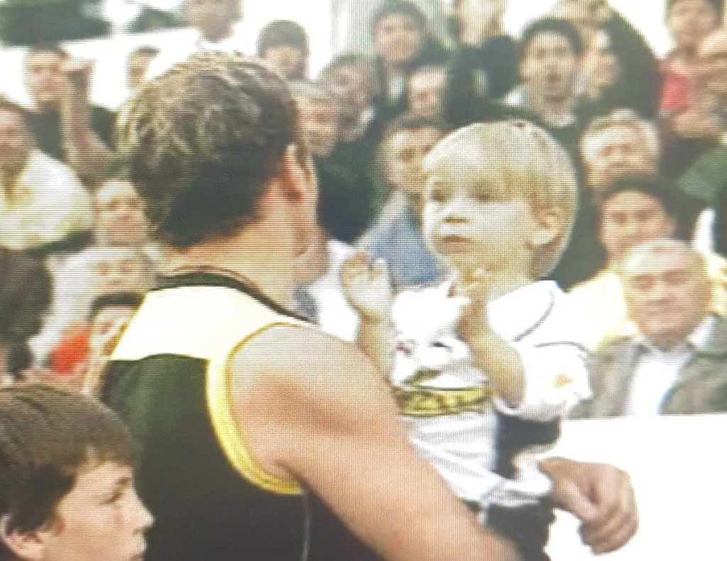 Bruno Barticcioto en los brazos de su padre en la última temporada como futbolista profesional en 2002.