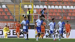 Dos jugadores terminaron el encuentro con molestias físicas. (Foto: Photosport)