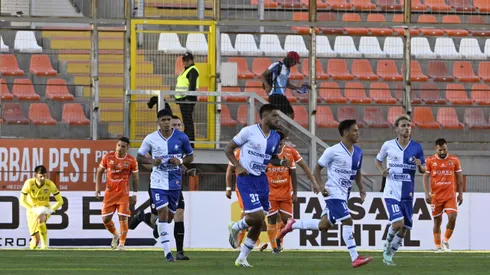 Dos jugadores terminaron el encuentro con molestias físicas. (Foto: Photosport)