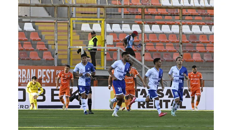 Dos jugadores terminaron el encuentro con molestias físicas. (Foto: Photosport)