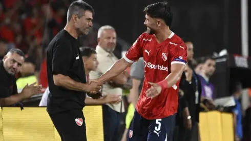 Entrenador de Independiente aplaude a Felipe Loyola.