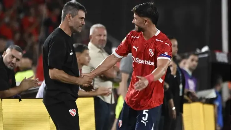Entrenador de Independiente aplaude a Felipe Loyola.
