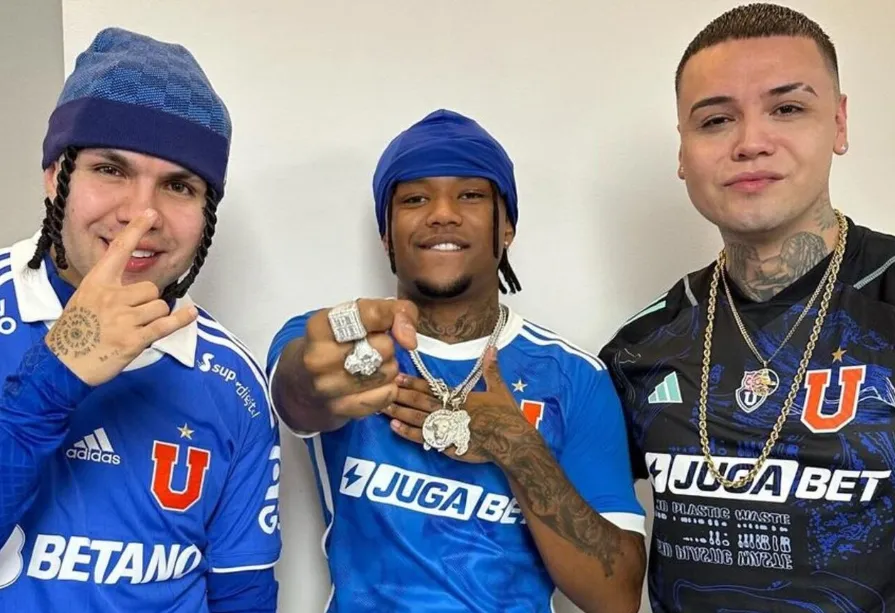 Kaiser junto Polima Westcoast y Aqua posando con la camiseta de la U | FOTO: Instagram
