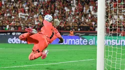 Keylor Navas no para de brillar en Argentina. Esta vez, le contuvo un penal a Cavani.