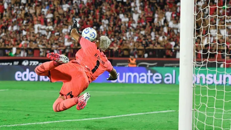 Keylor Navas no para de brillar en Argentina. Esta vez, le contuvo un penal a Cavani.