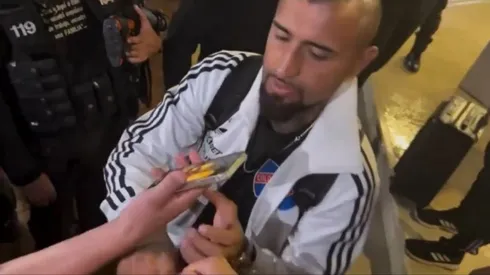 Arturo Vidal es recibido de gran forma en Colombia. (Foto: Captura)