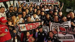 Hinchada de Colo Colo saca aplausos en Colombia (Foto: Colo Colo)