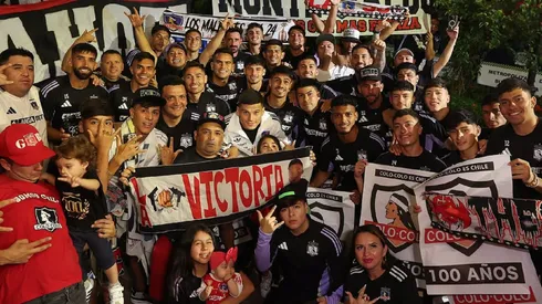 Hinchada de Colo Colo saca aplausos en Colombia (Foto: Colo Colo)