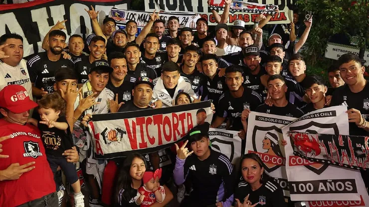 Hinchada de Colo Colo saca aplausos en Colombia (Foto: Colo Colo)