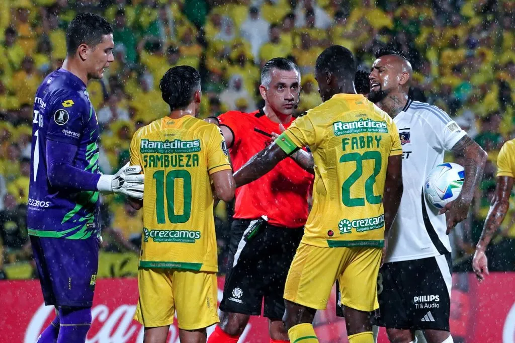 Bucaramanga no se la hizo fácil a Colo Colo. | Foto: Photosport