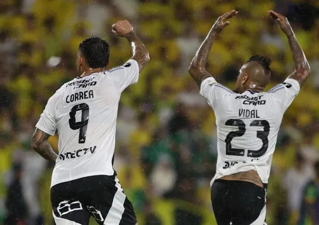 Pelé Álvarez destacó a Javier Correa y Arturo Vidal en el empate de Colo Colo ante Atlético Bucaramanga. (Foto: @colocolooficial)