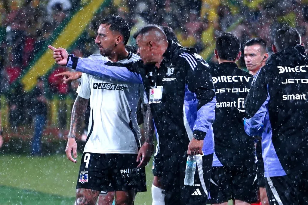 Jorge Almirón dando indicaciones en pleno partido vs Atlético Bucaramanga | FOTO: Vizzor image/Photosport