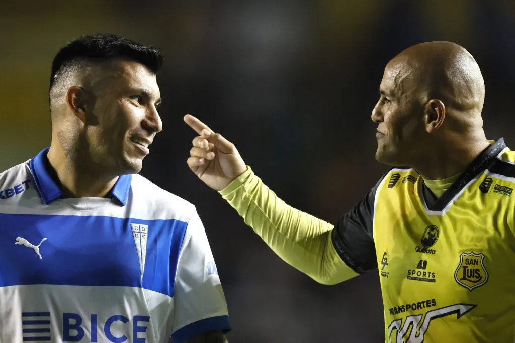 Humberto Suazo y Universidad Católica volverán a verse las caras. En Quillota Chupete ya tuvo un amistoso momento con su excompañero de Selección Chilena, Gary Medel. (Foto: Photosport)