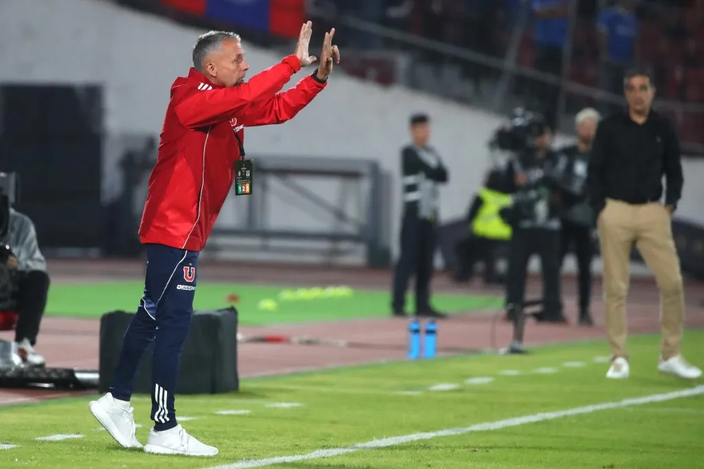 Gustavo Álvarez analiza el cambio que hizo la U para mejorar su nivel y cambiar roles con Botafogo. (Foto: Photosport)