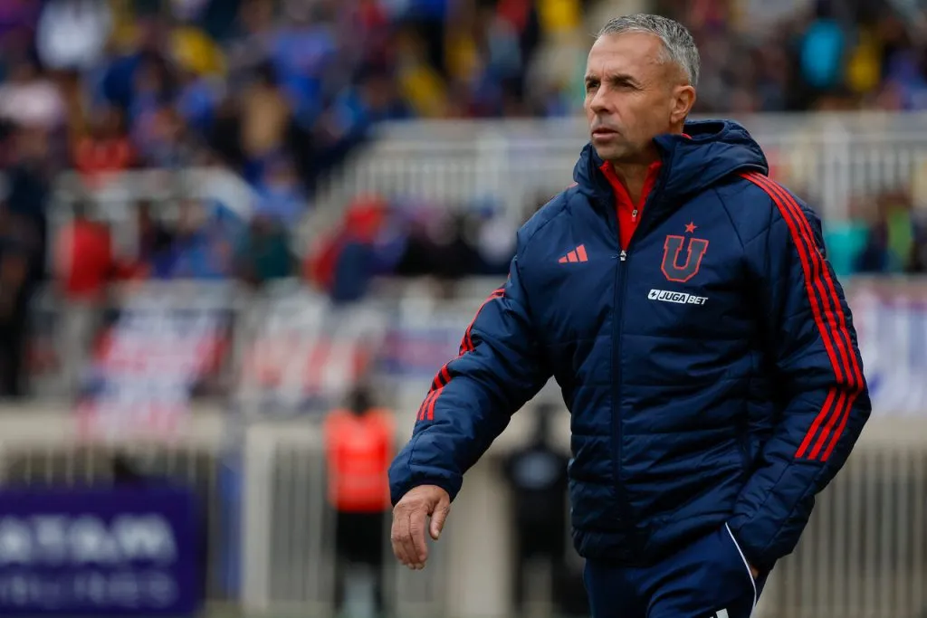 Tamayo le pide camiseta a Álvarez. | Foto: Photosport