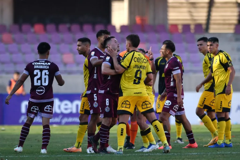 En La Portada se jugó un clásico ‘caliente’ entre La Serena y Coquimbo Unido (Photosport).