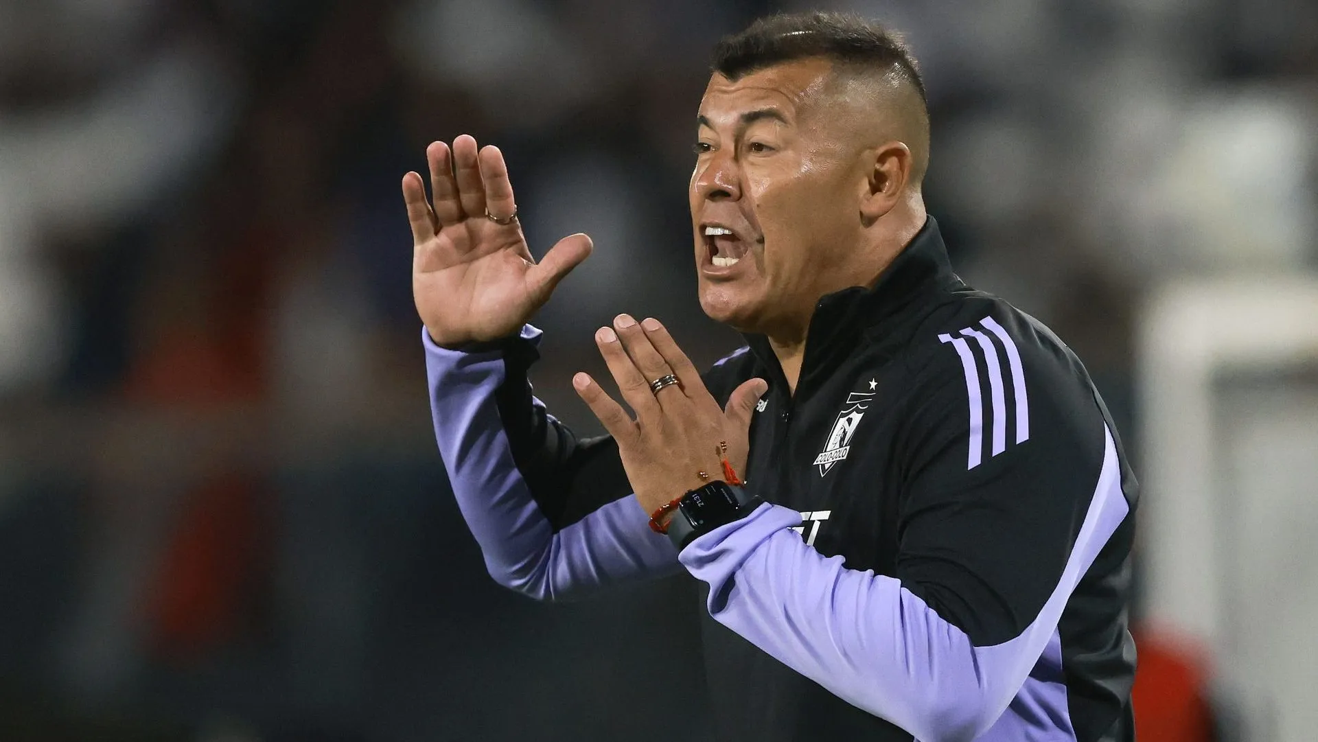 Jorge Almirón vivió el partido a tope en el empate de Colo Colo con Santiago Wanderers en el Estadio Monumental. (Foto: Felipe Zanca/Photosport)