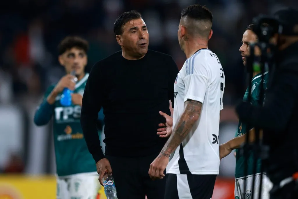 Sebastián Vegas tuvo que retener al DT de Wanderers. | Foto: Photosport