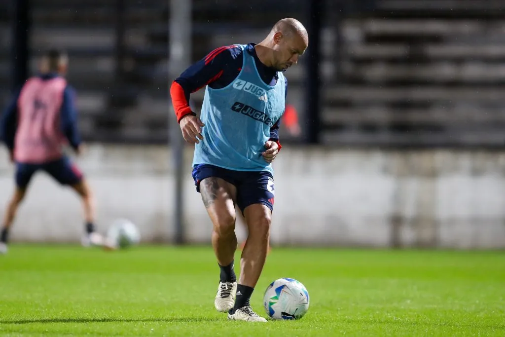 Marcelo Díaz entrenó bajo la lluvia en La Plata (Foto: U. de Chile).