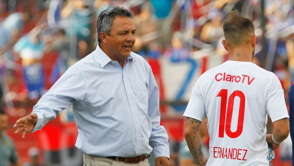 Víctor Hugo Castañeda defiende a Rodrigo Contreras.