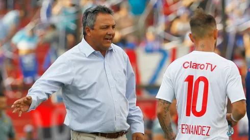 Víctor Hugo Castañeda defiende a Rodrigo Contreras.