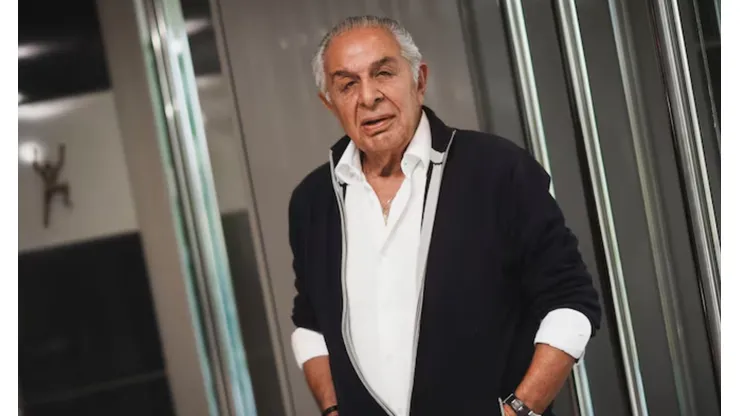 Abumohor lanza un "suave" palito a sus delanteros.