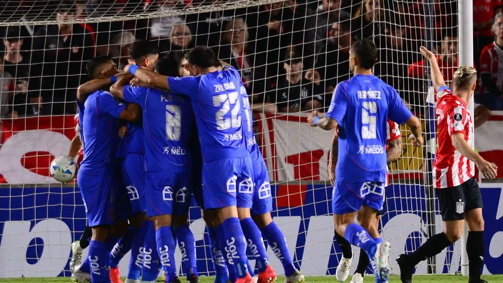Universidad de Chile consiguió un tremendo triunfo ante Estudiantes de La Plata en Argentina 
(Foto:  Baires/Photosport)