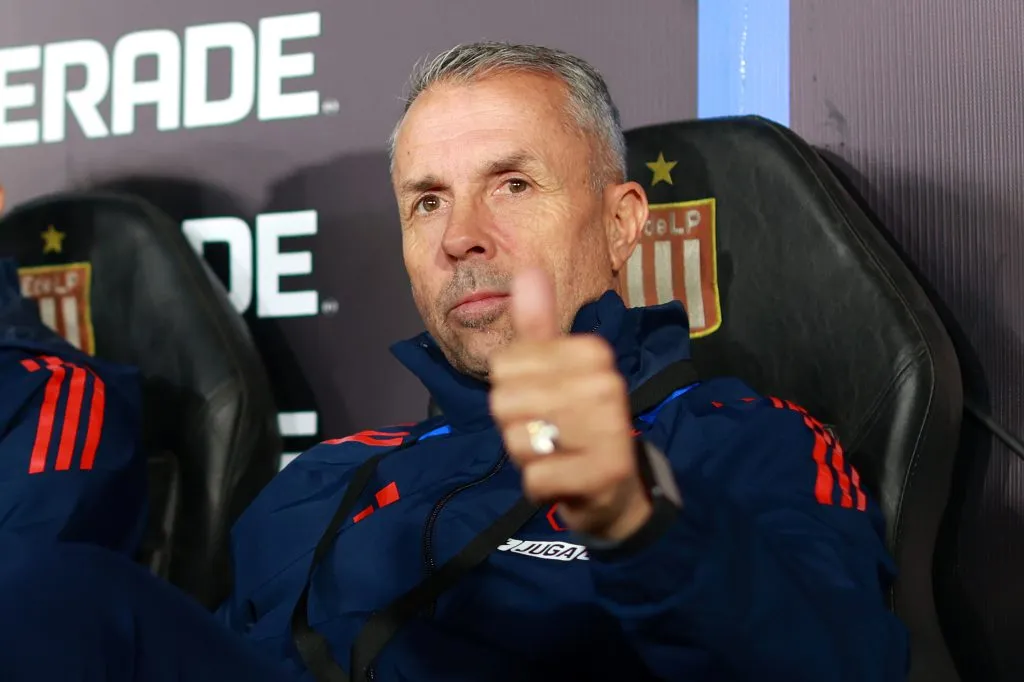 Gustavo Álvarez se va con la sensación de que el plan de juego resultó para Universidad de Chile ante Estudiantes. (Foto: Photosport)