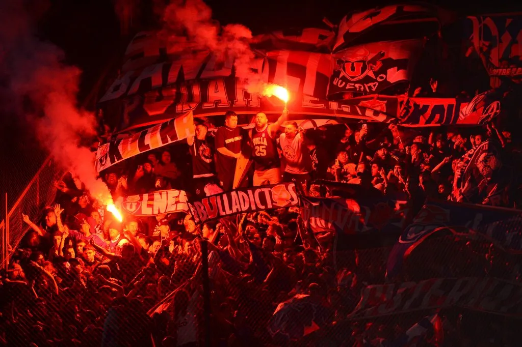 La hinchada incondicional de la U no dejó de alentar en su visita a Argentina | FOTO: Foto Baires/Photosport