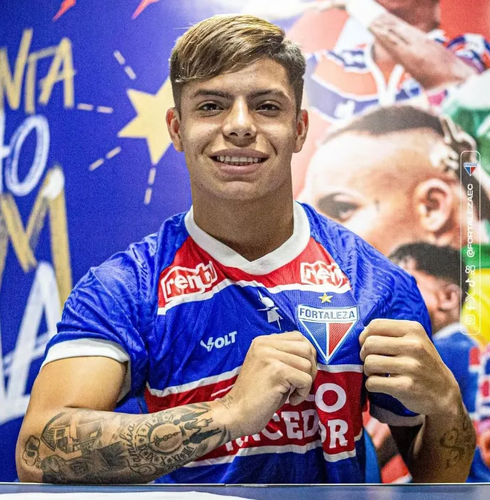 El chileno Tomás Roco posando con la camiseta de Fortaleza de Brasil | FOTO: Instagram