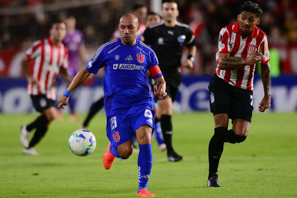 Marcelo Díaz enfrentando a Estudiantes de La Plata por la Copa Libertadores | FOTO: Foto Baires/Photosport