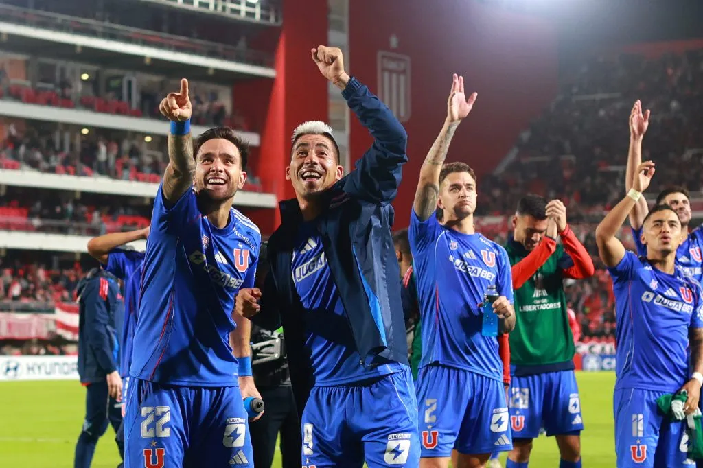 Los jugadores azules celebraron con los 2 mil hinchas que llegaron hasta el Estadio Uno de La Plata | FOTO: Javier Vergara/Photosport