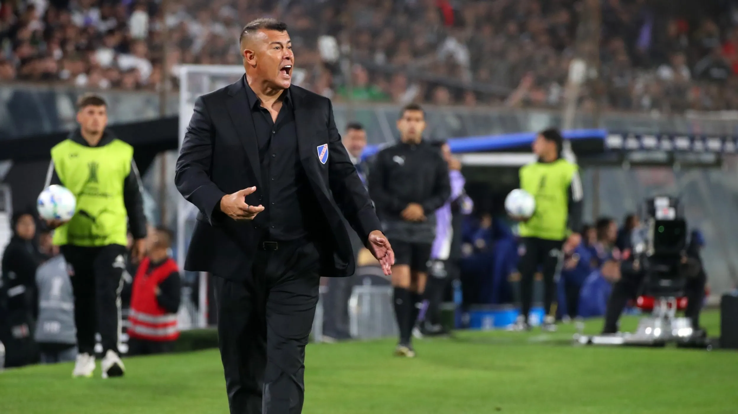 Jorge Almirón se vistió de traje para el partido de Colo Colo ante Fortaleza. (Foto: Jonnathan Oyarzún/Photosport)