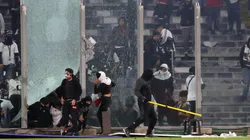 Un grupo de hinchas rompió un vidrio e invadió el campo de juego (Photosport).