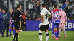 El partido entre Colo Colo y Fortaleza fue suspendido tras los incidentes en el Estadio Monumental.