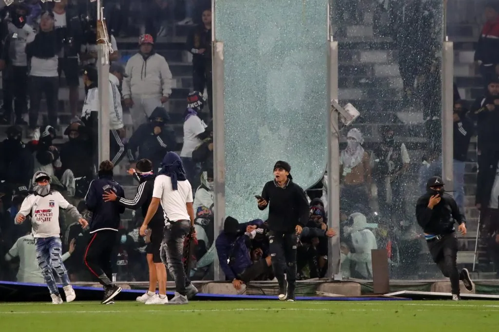 Así fue el momento en que barristas de Colo Colo ingresaron a la cancha en medio del partido de Colo Colo vs Fortaleza. (Foto: Jonnathan Oyarzún/Photosport)